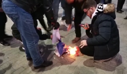 Video/ Digjet flamuri serb para kryeministrisë