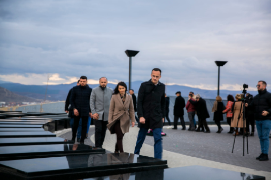 Hyseni bën homazhe te varrezat e dëshmorëve: Bazën e orientimit e kemi nga dëshmorët, ndërkaq sytë dhe zemrën e kah e ardhmja
