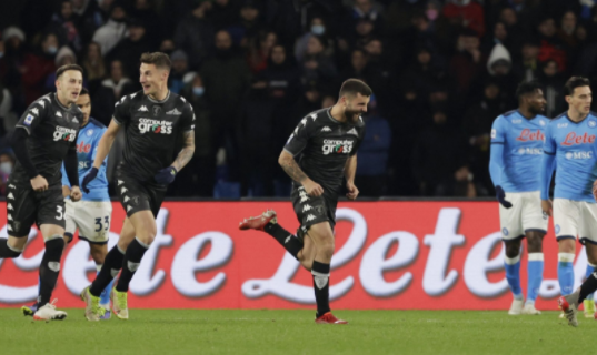 Sassuolo fiton me përmbysje, Napoli humbet dhe i jep shansin Inter-it