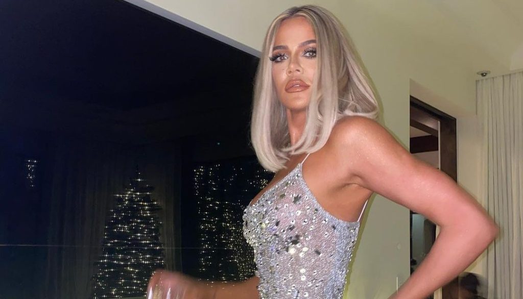 Khloe Kardashian shkëlqen për Krishtlindje me fustanin e tejdukshëm