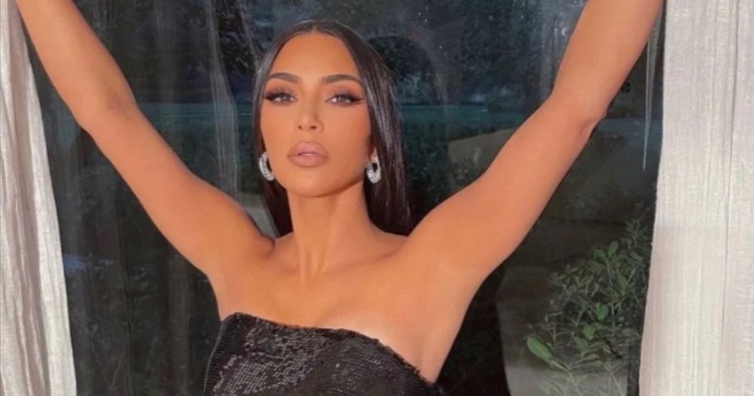 Kim Kardashian përballet me skandalin e Photoshop-it, pasi fansat e akuzojnë atë se ka sqetulla të çuditshme