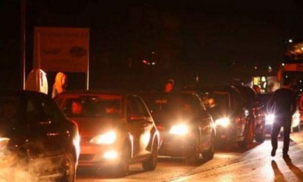 Kolona me kilometra e gjatë në rrugën Fushë Kosovë – Sllatinë
