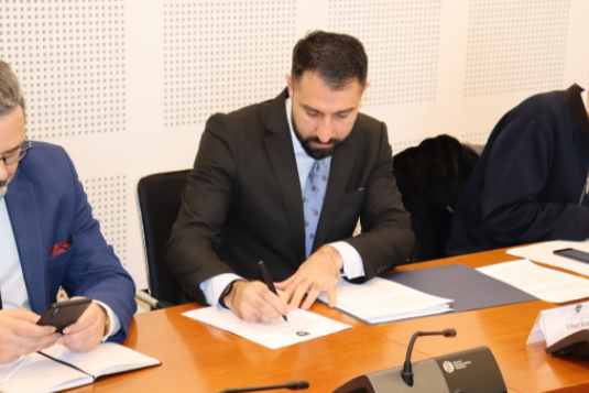 Ministri Krasniqi raporton para komisionit për administratë publike dhe pushtet lokal