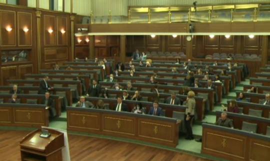 Deputetët bojkotojnë votimin e projektligjit për pijet e forta alkoolike