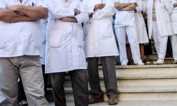 Specializantët kërkojnë paga nga qeveria në mënyrë që të mos ikin nga Kosova