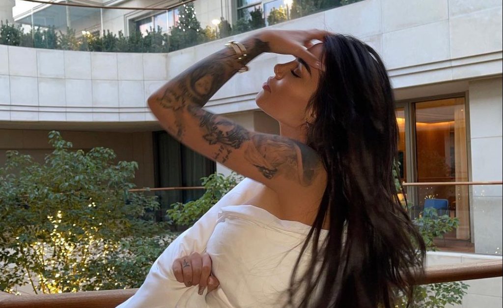 Morena Taraku fotografohet e mbështjellur veç në jorgan