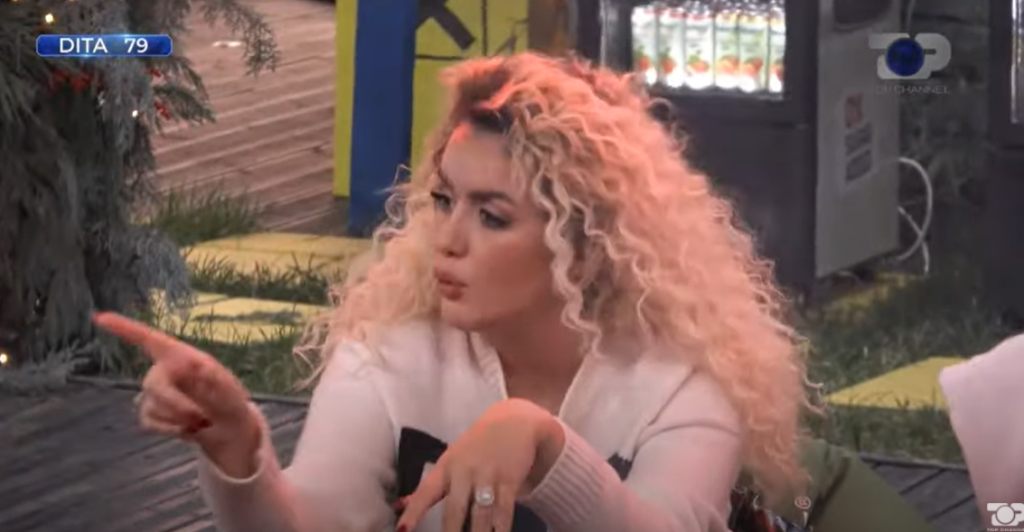 “Më pelqejnë femrat që shkojnë me….”, çka po flet Antonela me banorët?