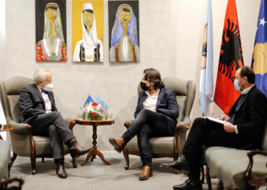 Ministri i Shëndetësisë i shkon në zyrë Përparim Ramës