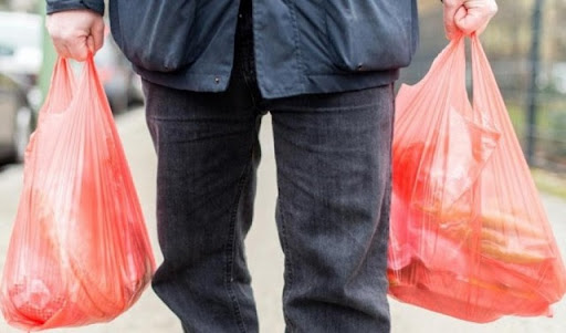 Kosovarët së shpejti do të paguajnë për qese e shishe të plastikës