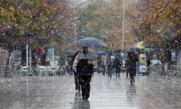 Përfitimet shëndetësore që i sjell ecja në shi