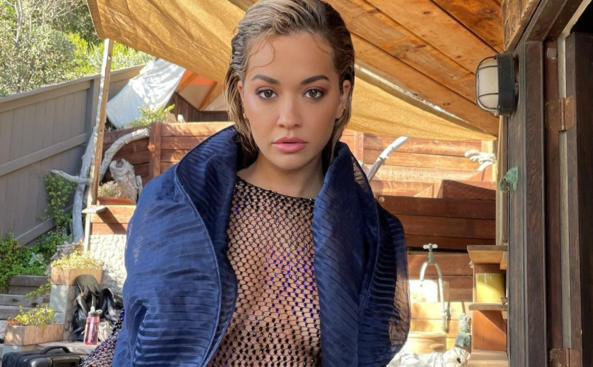 Rita Ora kthen imazhet e festës së Krishtlindjeve ndër vite