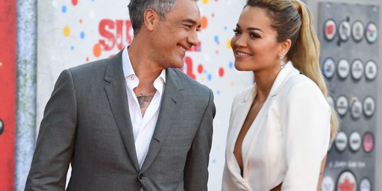 Rita Ora e Taika Waititi bëjnë tatuazh inicialet e njëri-tjetrit në këto vende të ndjeshme
