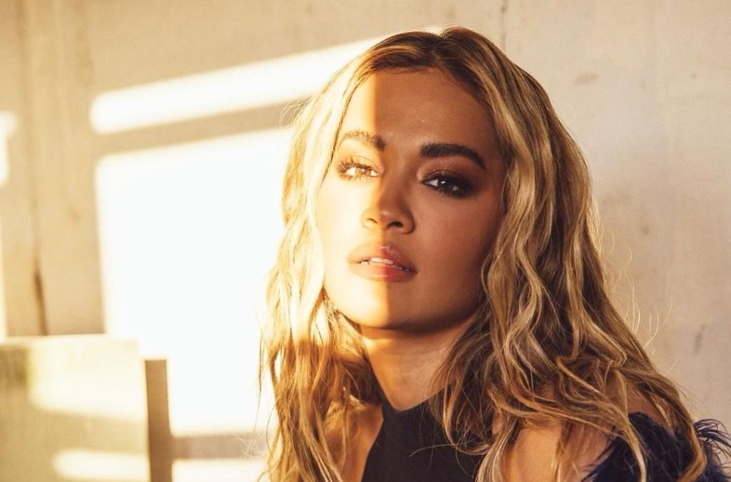Rita Ora tregon fizikun e përkryer nga palestra