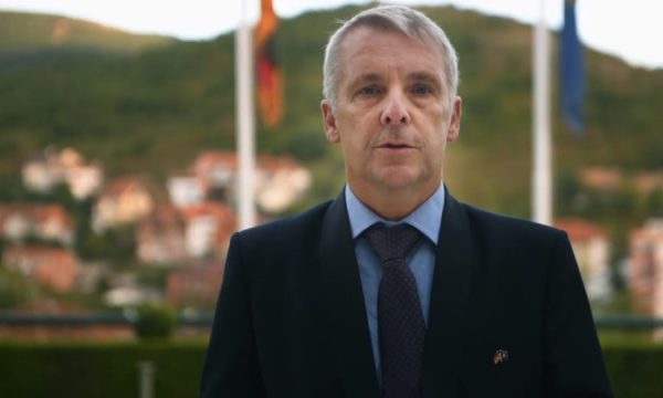 Ambasadori i Gjermanisë në Prishtinë: Kosova dhe Serbia të kthehen në tavolinë dhe të gjejnë kompromis