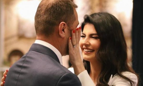 “Ke qenë dashnorja e dikujt dhe more një plak”, aktroja shqiptare i reagon ndjekëses