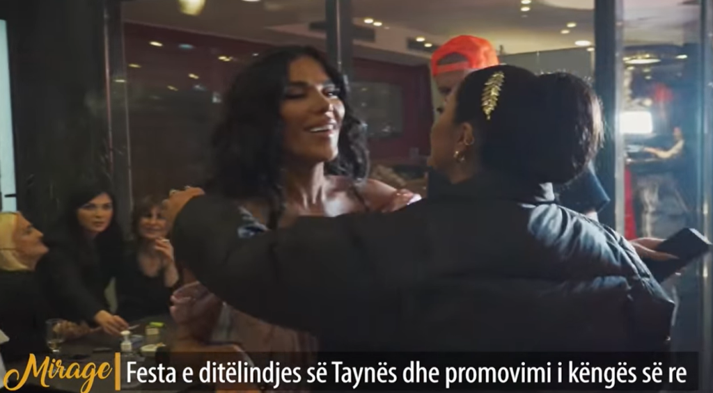 Momenti kur Tayna dhe Fifi përqafohen në festën e ditëlindjes