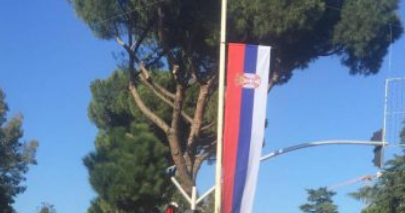Tirana mbulohet me flamuj serbë në pritje të Vuçiqit