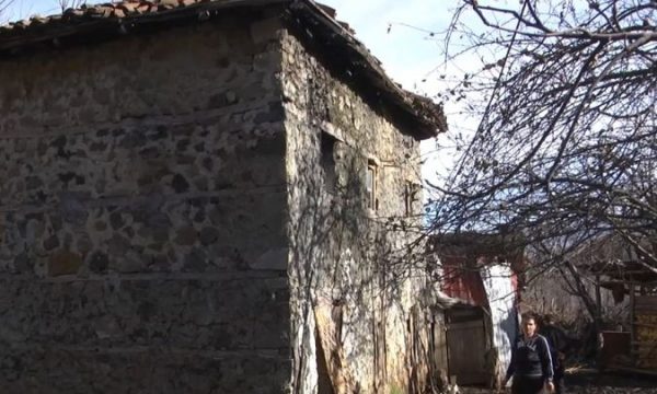Familja Kurti në bashkinë Klos feston Vitin e Ri për të tretin vit në çadër