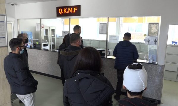 Qytetarët e sëmurë me grip ankohen se po presin disa orë për të marrë trajtim në QKMF-në në Prishtinë