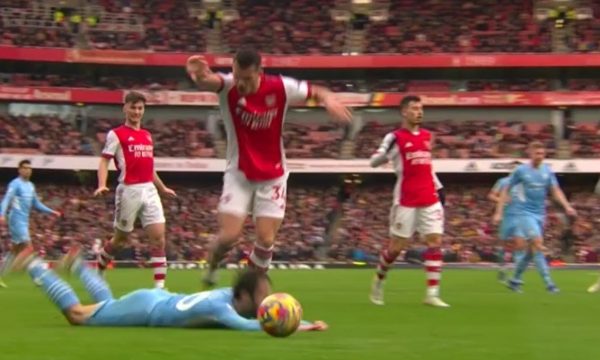 Xhaka shkakton penallti, Manchester City barazon gjithçka – Arsenali mbeti me 10 lojtarë