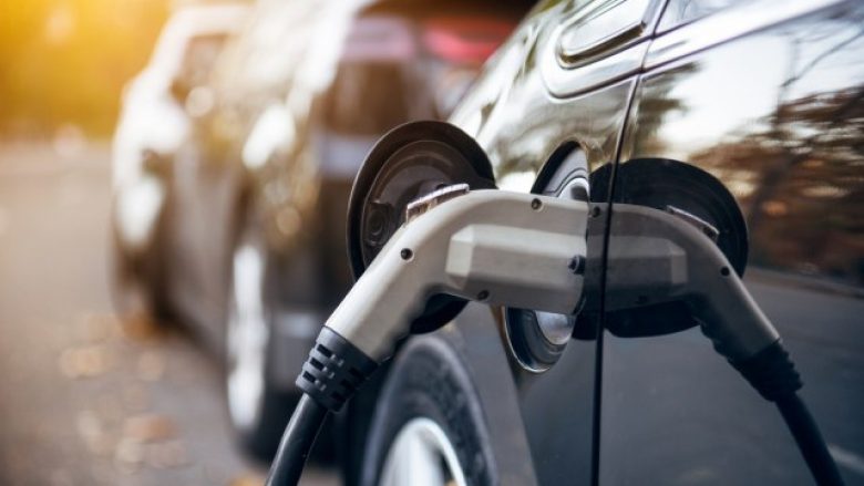 Për herë të parë në histori, veturat elektrike shitën më shumë sesa me naftë