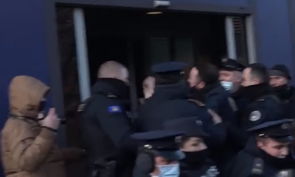 Momenti kur Dardan Molliqaj godet me shuplakë policin pas tollovisë tek shkallët e Qeverisë