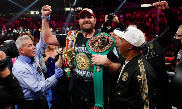 Joshua i humbi titujt, Fury e nokautoi Wilderin