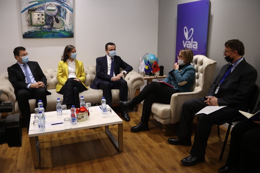 Kurti e Rizvanolli vizitojnë Telekomin e Kosovës