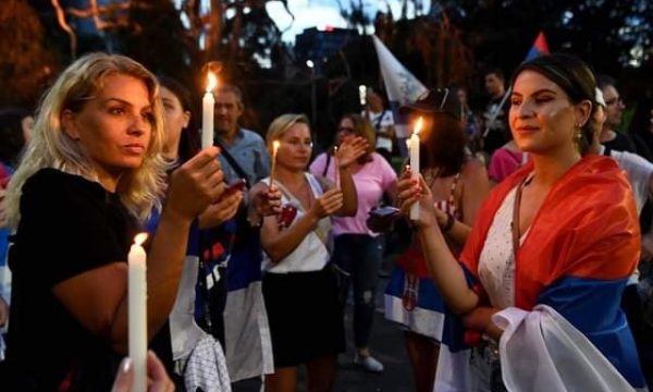 Nga inati që Djokovici s’po mund të hyjë në Australi, serbët atje shpërthejnë në këngë nacionaliste për Kosovën