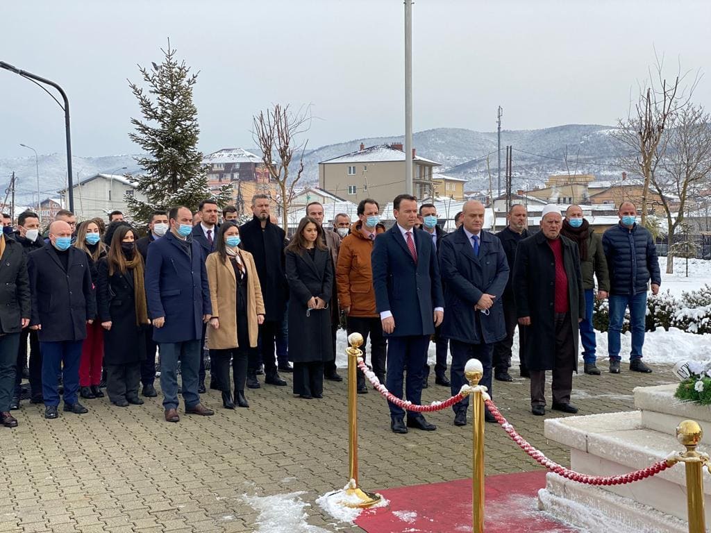 Lista Guxo bën homazhe të varri i Ibrahim Rugovës