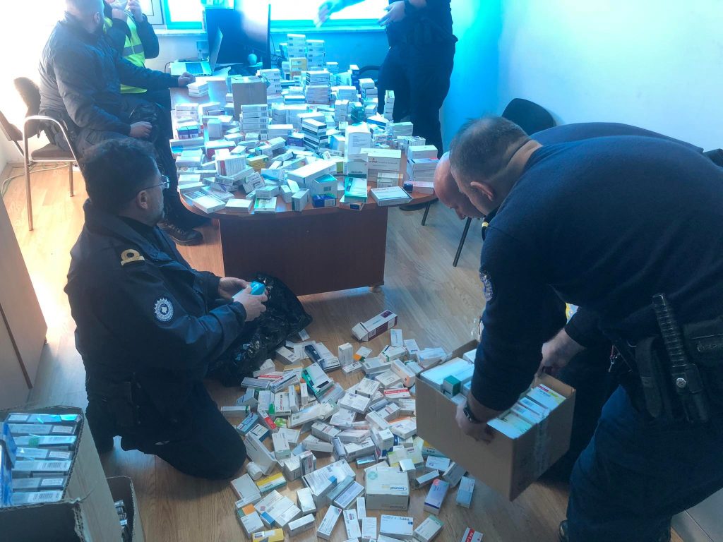 Dogana konfiskon barna të kontrabanduara në barnatore në Prishtinë