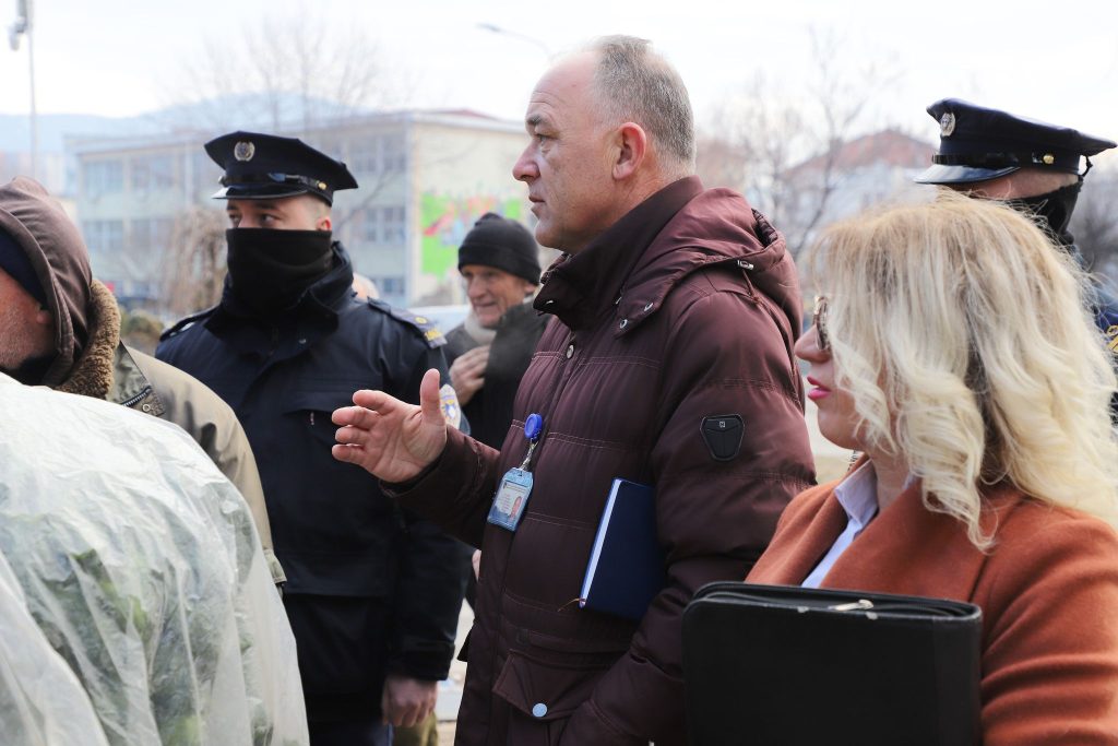 Inspektorët komunal lirojnë hapësirat publike në qytetin e Mitrovicës