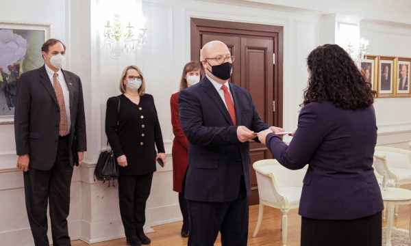 Ambasadori i ri amerikan Hovenier ia dorëzon kredencialet presidentes Osmani