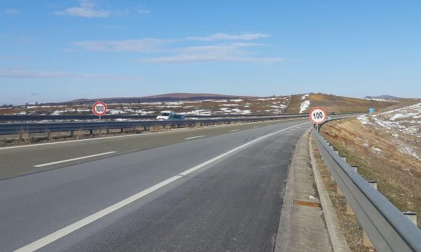 300 euro gjobë dhe ndalim i vozitjes për 3 muaj për këtë shkelje në trafik