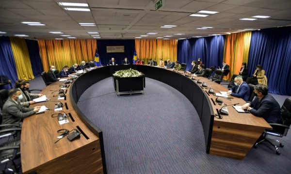 Qeveria e Kosovës paralajmëron masa të reja, thotë se varianti i ri po shkakton sëmundje dhe vdekje