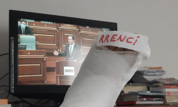 Deputeti i PDK’së nga shtëpia: Më ka fik këmba, u gëzu Albini që s’shkova me u ballafaqu me të