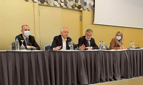 Ministri Latifi takohet me drejtorët e Qendrave Kryesore të Mjekësisë Familjare