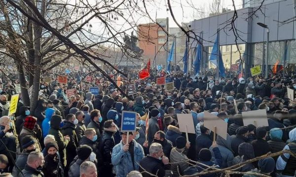 Policia paralajmëron hetime pas protestës së PSD-së: Tre policë janë lënduar lehtë