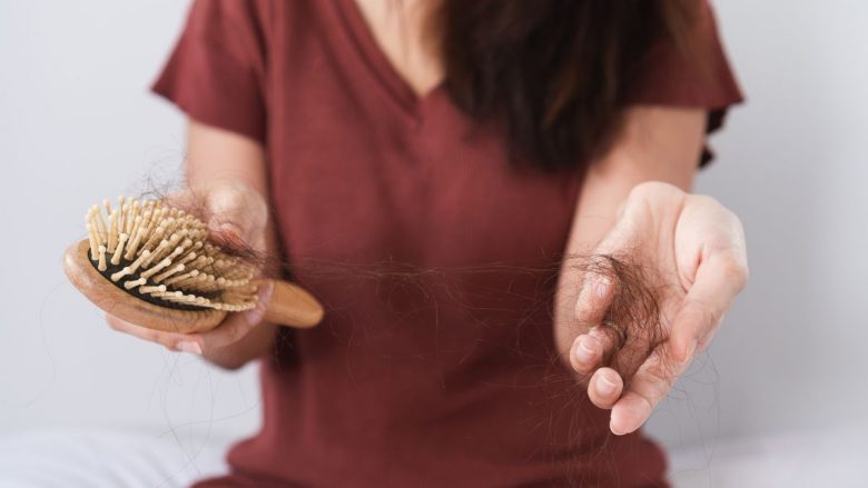 Shkaktarët e rënies së flokëve – dy arsye të zakonshme që flokët tuaj dobësohen dhe si ta rregulloni atë