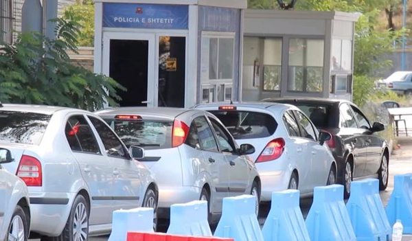 Greqia shtyn afatin e lejeqendrimeve për emigrantët