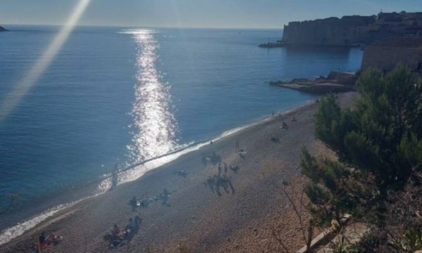 Rekordi i temperaturave për janar thyhet në Dubrovnik, kroatët dalin në plazh e notojnë në det