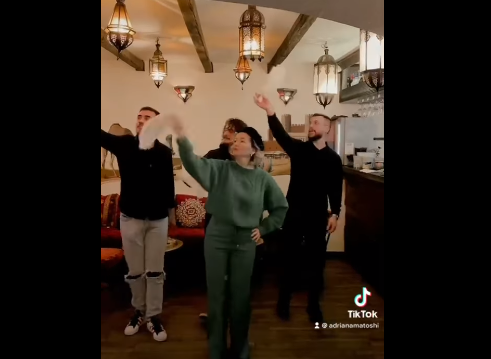 Deputetja Adriana Matoshi në përkrahje të profesorit, publikon video duke kërcyer