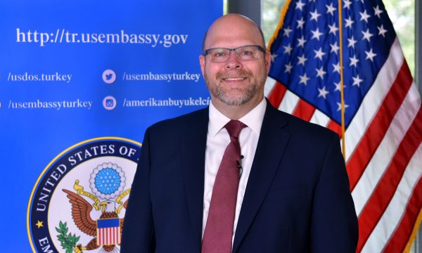 Ambasada Amerikane kërkon opinion nga kosovarët për vendet që duhet t’i vizitojë ambasadori i ri Jeff Hovenier
