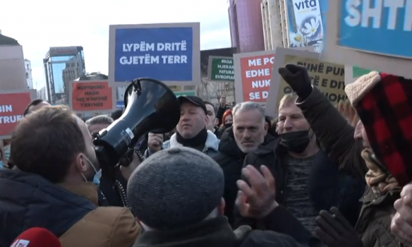 Protestuesit mblidhen në sheshin “Zahir Pajaziti”, nis protesta e PSD-së