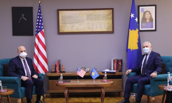 Hovenier takohet me Sveçlën, i shpreh përkrahjen e SHBA-së për luftën kundër krimit të organizuar