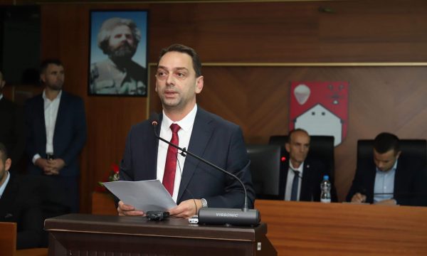 Tre zyrtarë të PDK-së i shkojnë në zyre Fadil Nurës