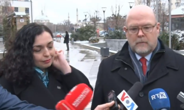 Ambasadori amerikan bën homazhe te shtatorja e Rugovës: Ndiej se duhet ta bëj, pata nderin ta njoh në Rambuje