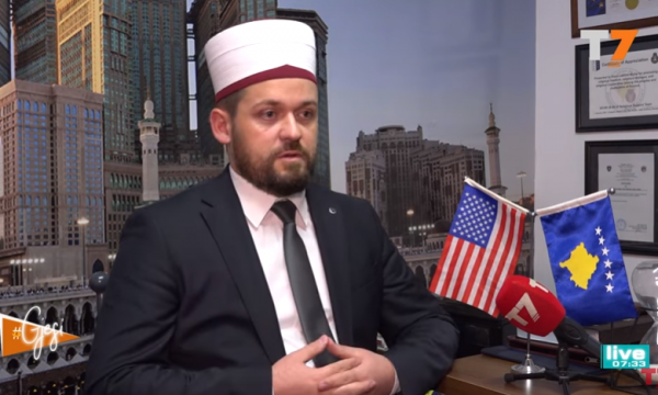 “Nëse s’ke turp, bëj çfarë të duash”, imami e komenton puthjen e Ilirit me vajzën