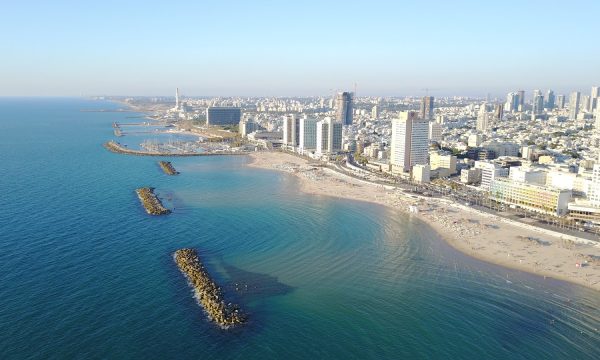 Ushtria izraelite thotë se afër Tel Avivit kanë shpërthyer dy raketa palestineze
