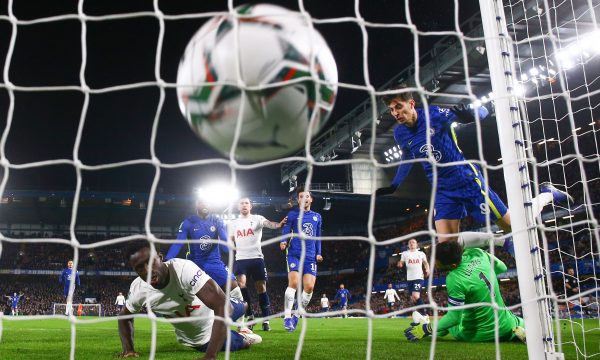 Chelsea me një këmbë në finale